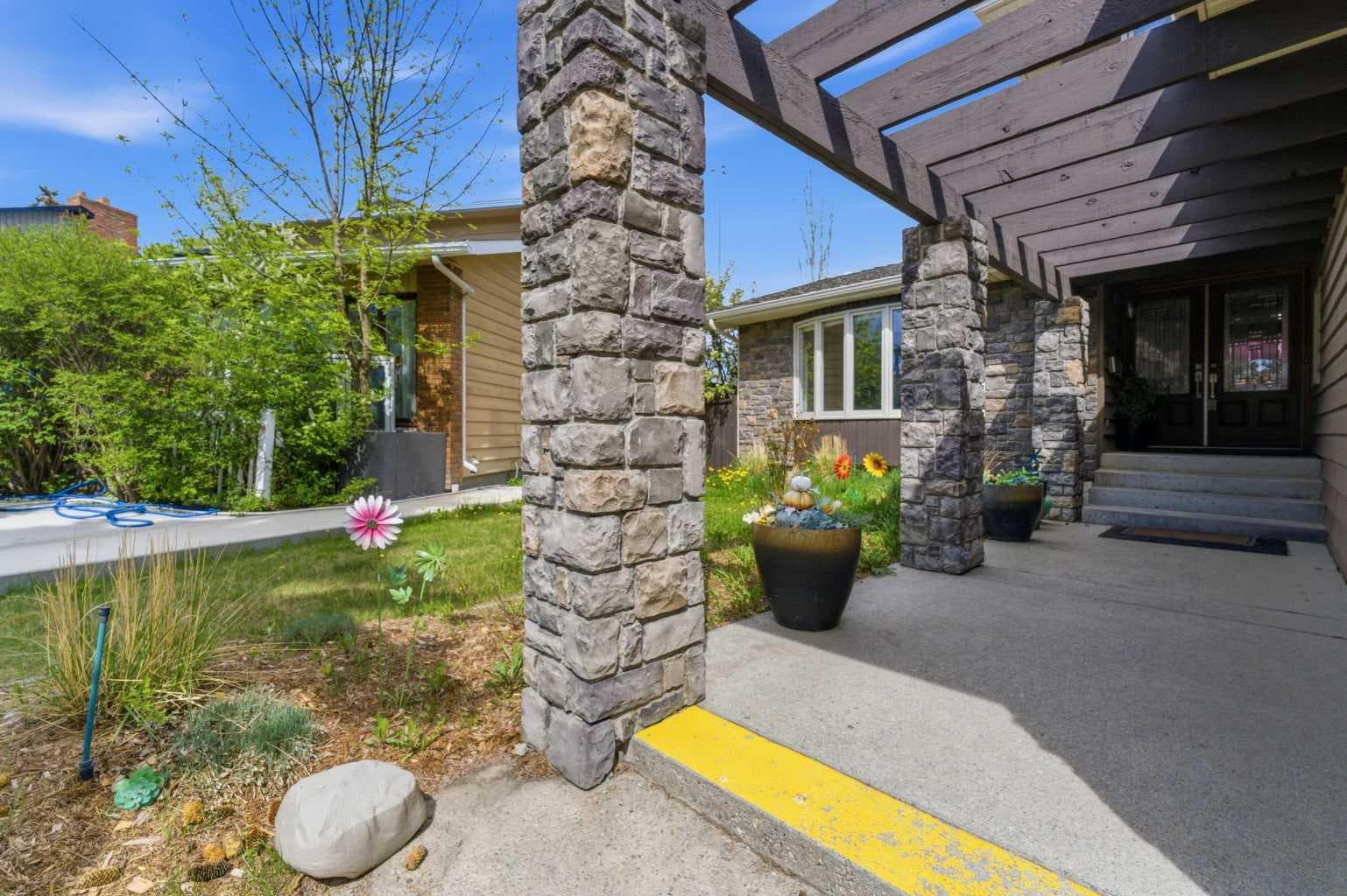 36 Varsity Estates Court NW