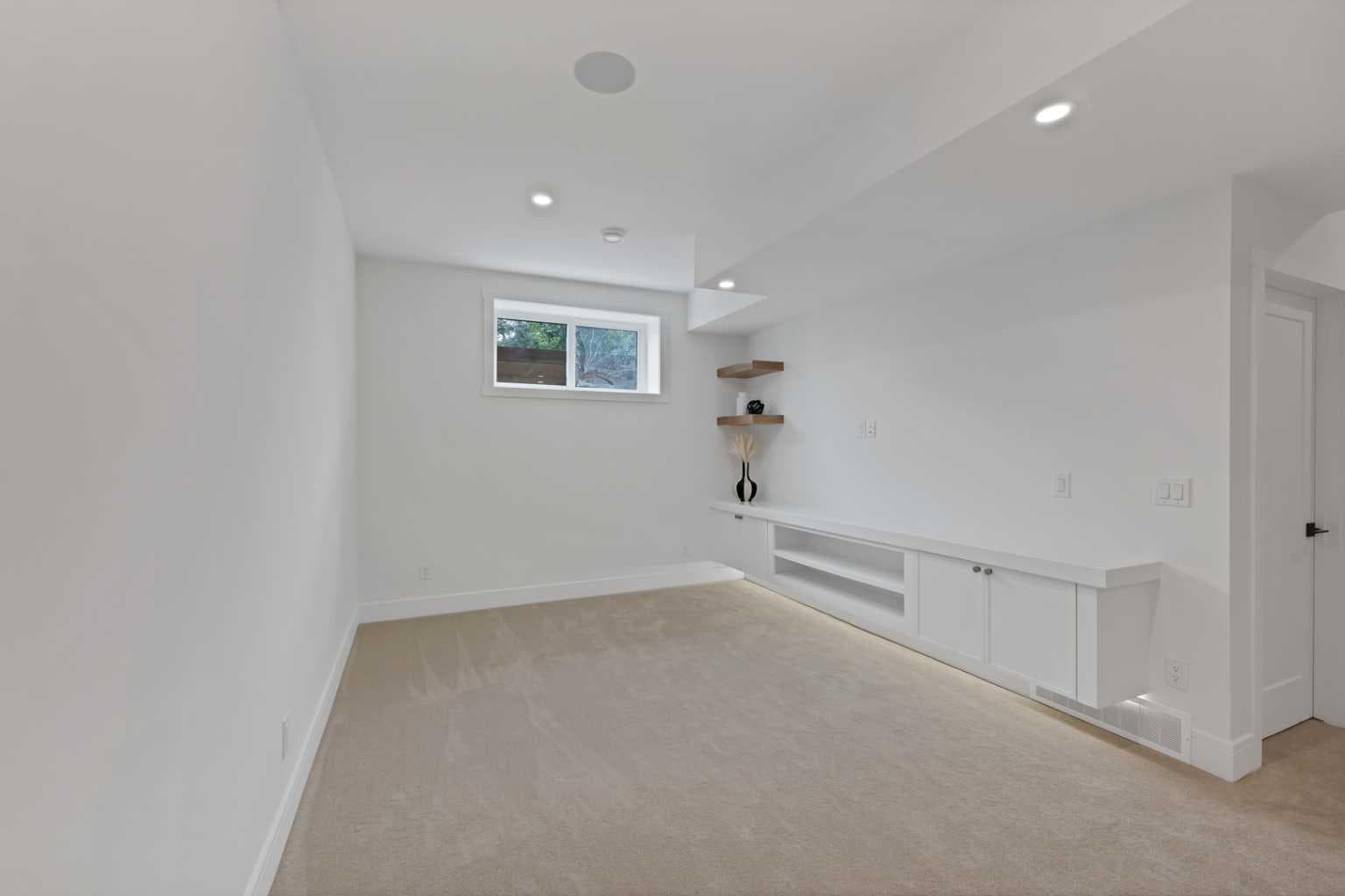 2221 Halifax Crescent NW