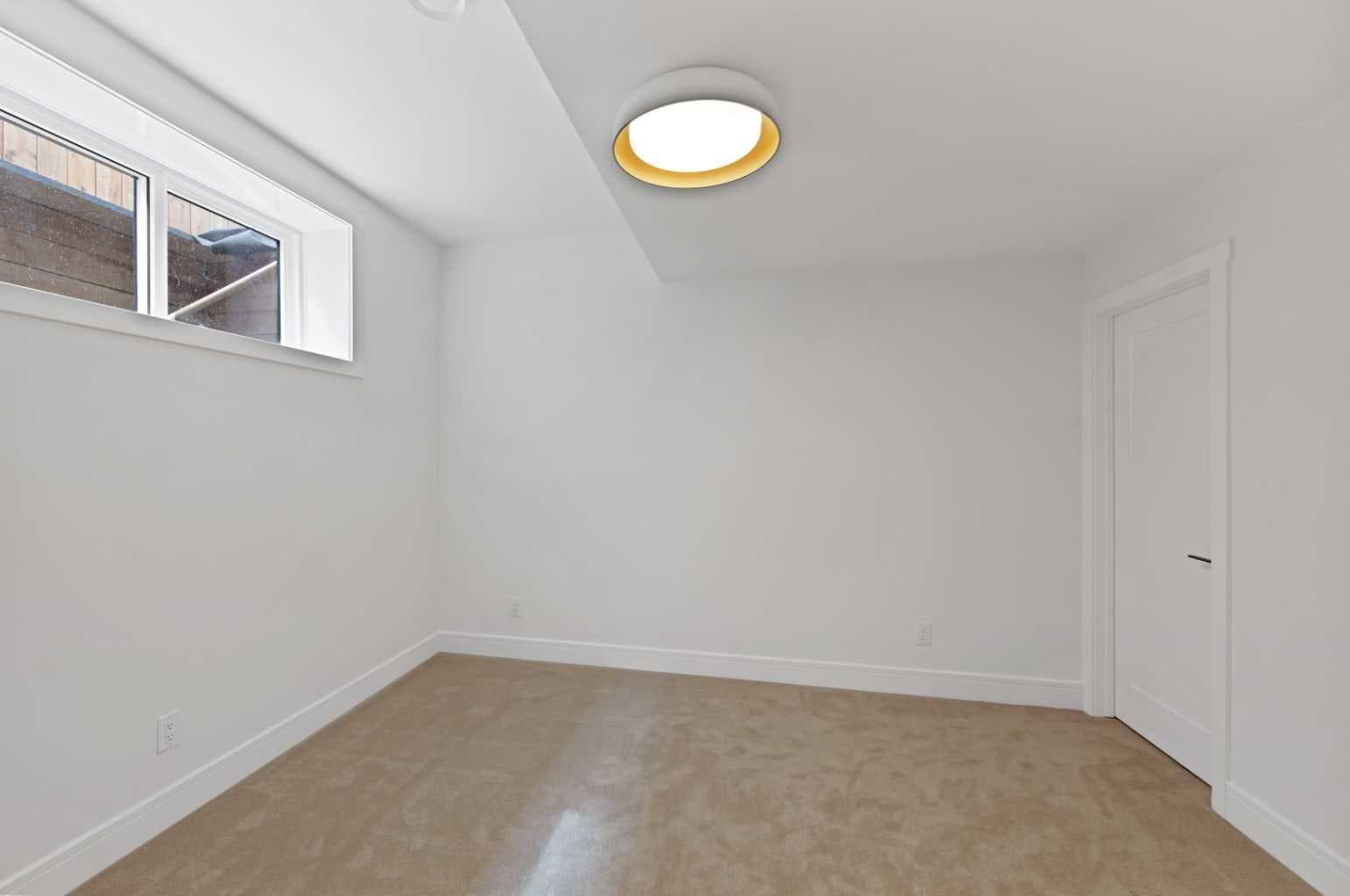 2221 Halifax Crescent NW