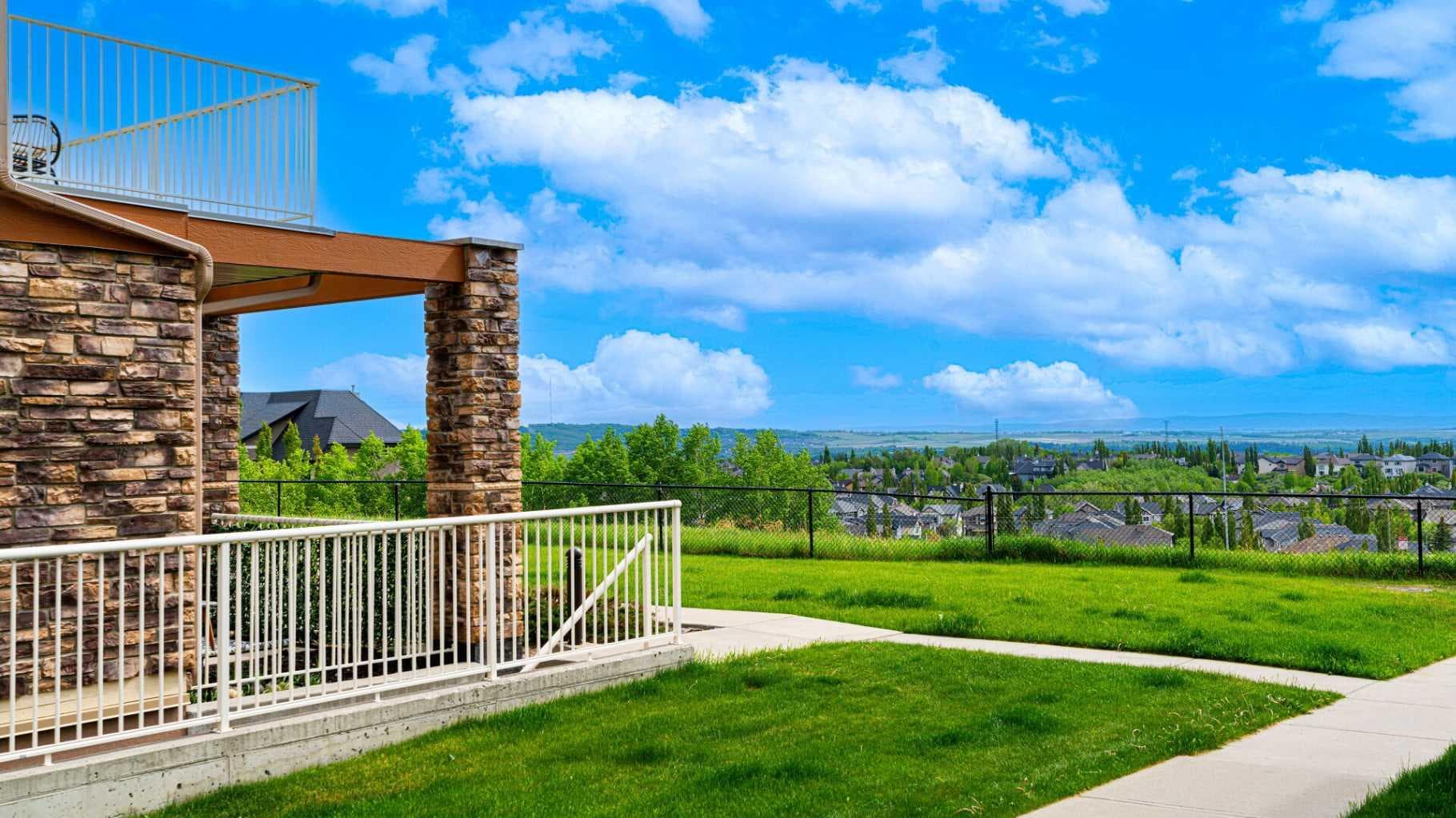 1, 169 Rockyledge View NW