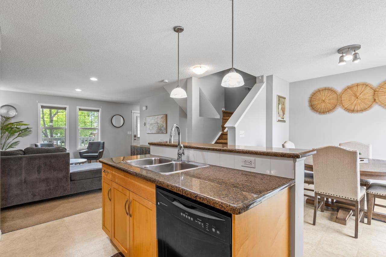 189 Country Village Manor NE