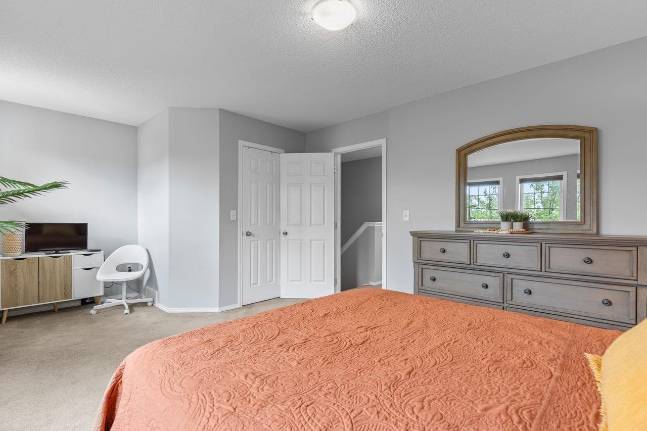 189 Country Village Manor NE