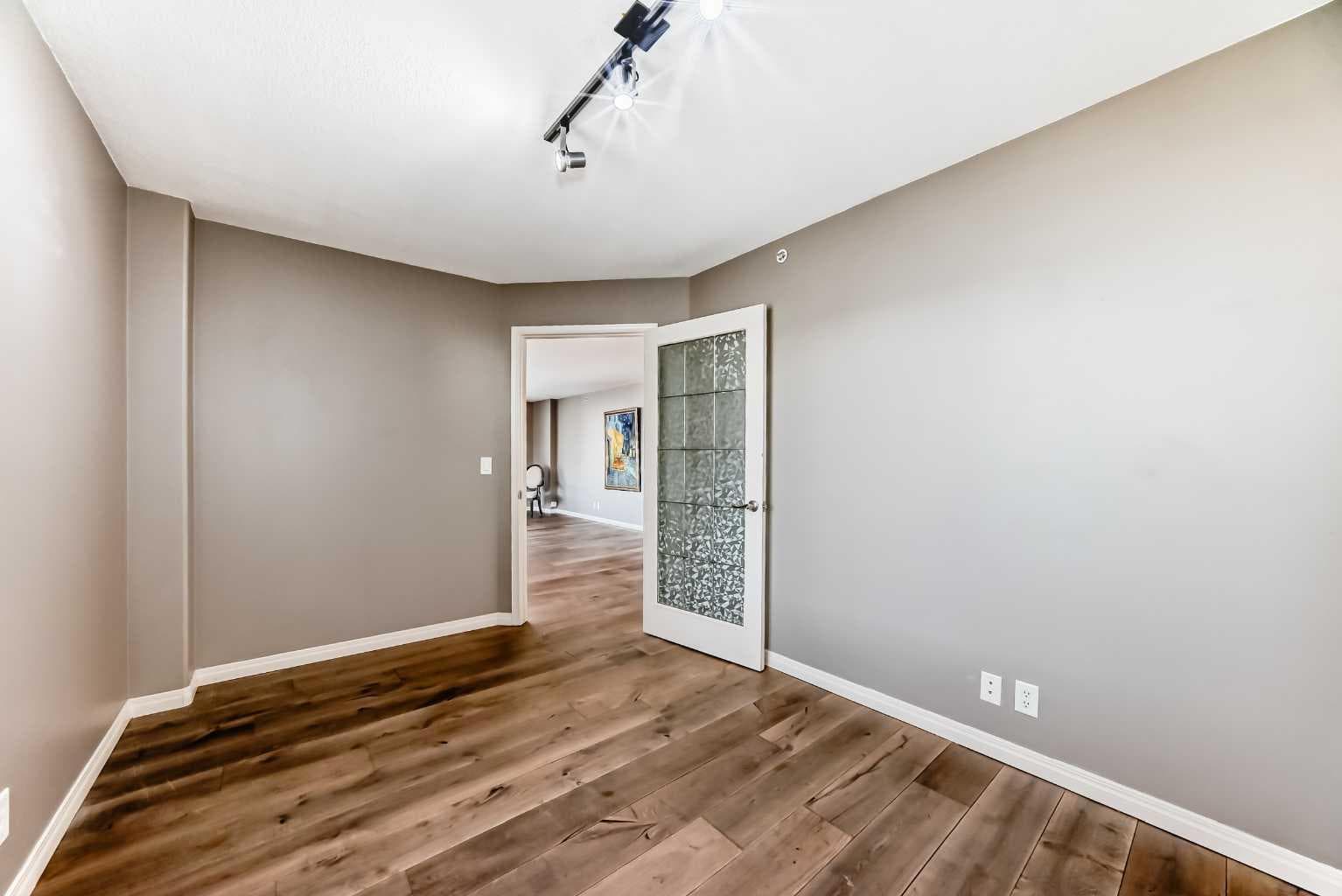 1901, 683 10 Street SW