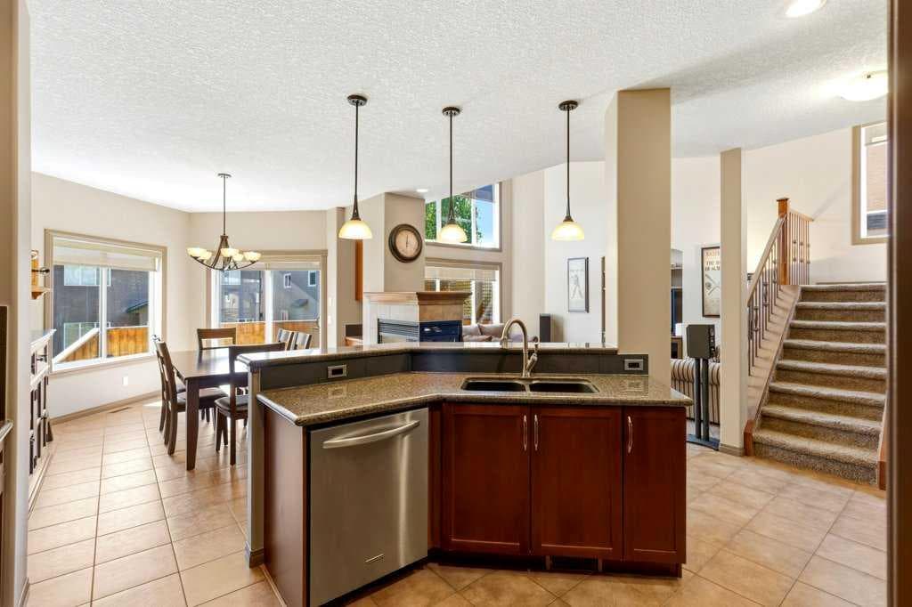 23 Aspen Stone Crescent SW