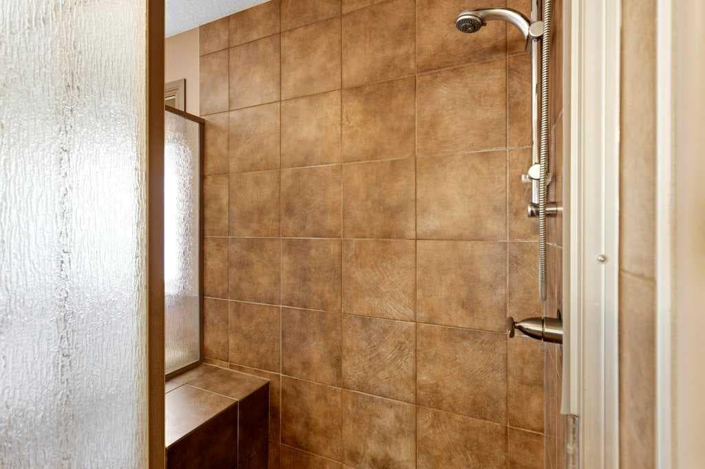 23 Aspen Stone Crescent SW