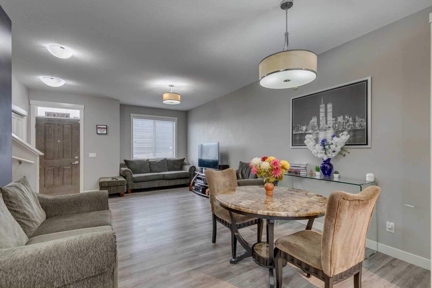 659 Evanston Manor NW
