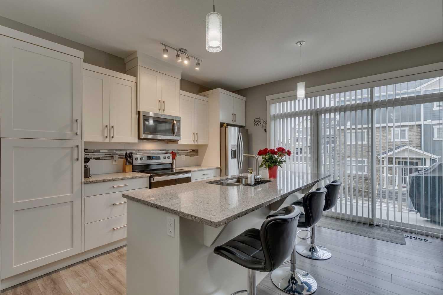 659 Evanston Manor NW