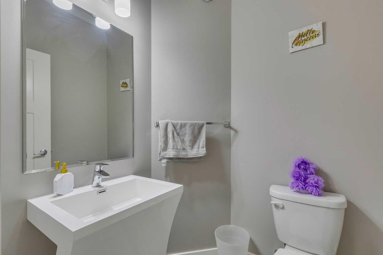 659 Evanston Manor NW