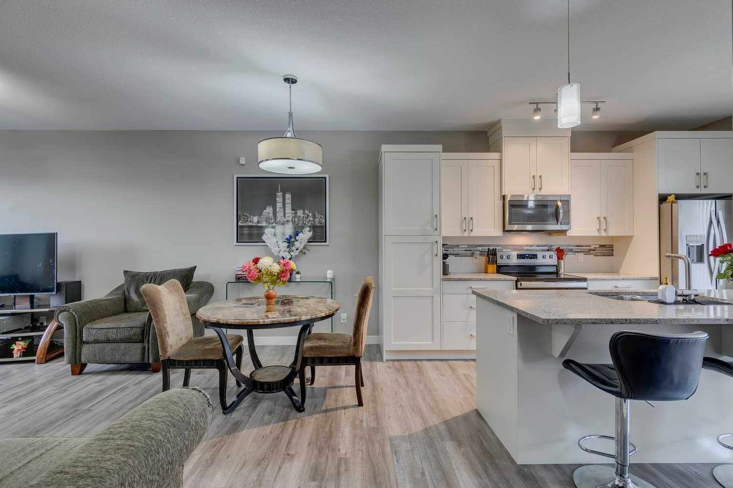 659 Evanston Manor NW