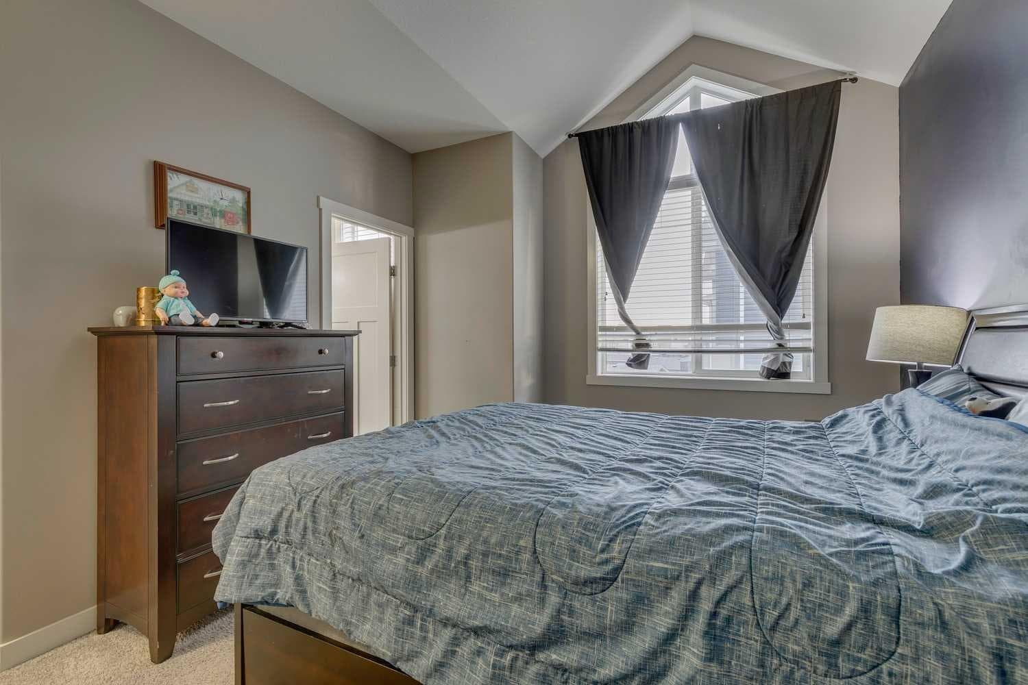 659 Evanston Manor NW