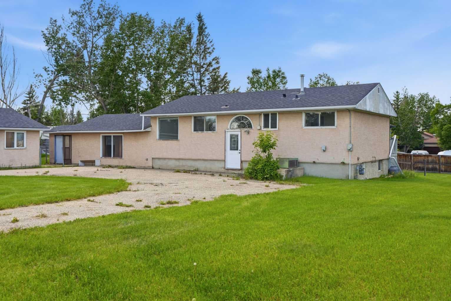 587 East Lakeview Road 