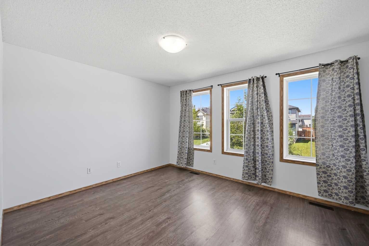 11 Covecreek Close NE