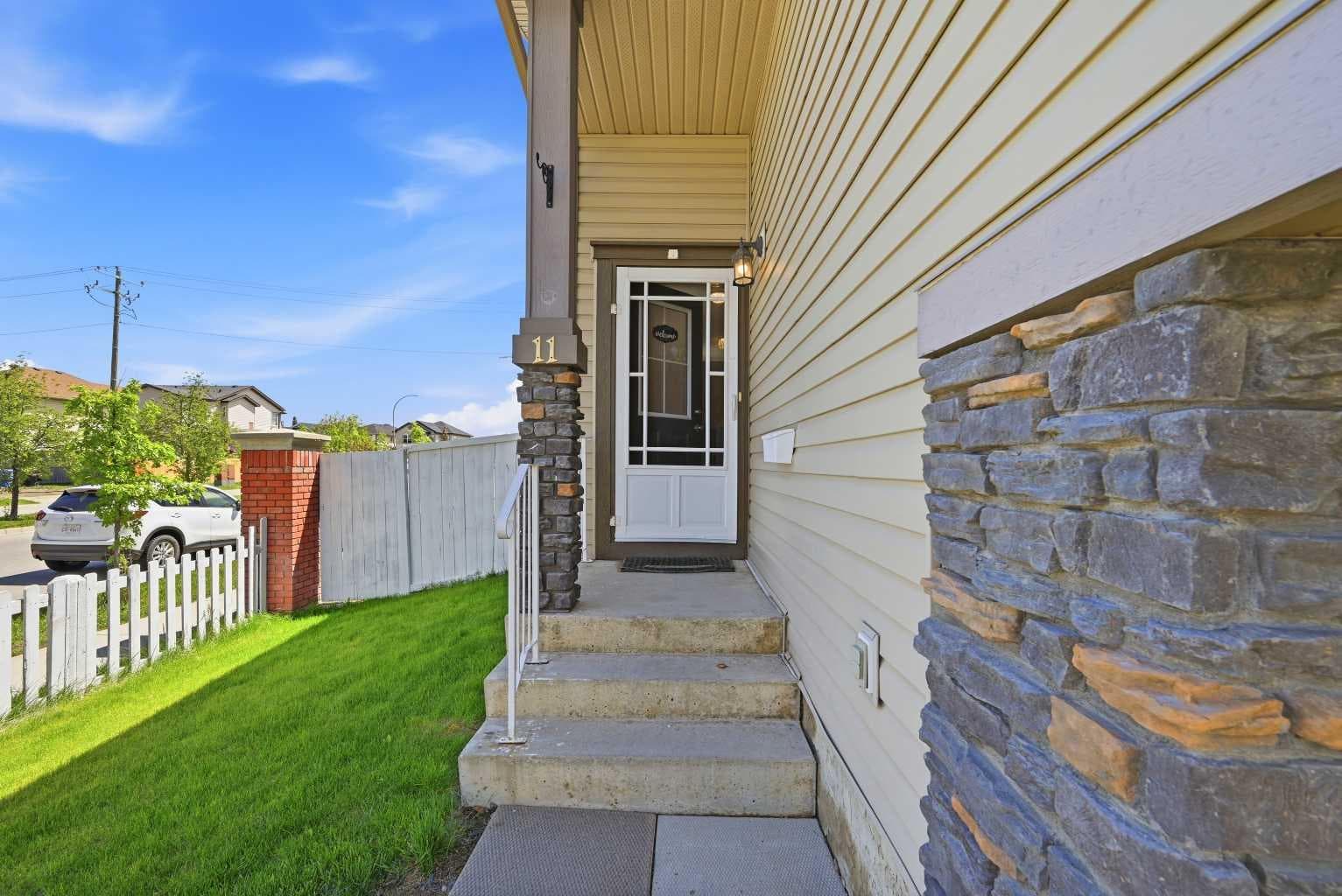 11 Covecreek Close NE