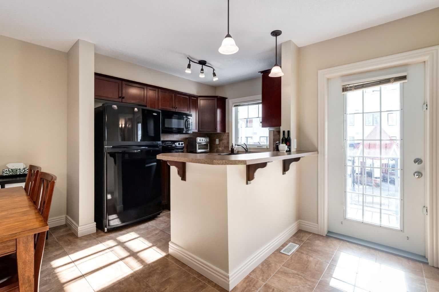37 Royal Oak Plaza NW