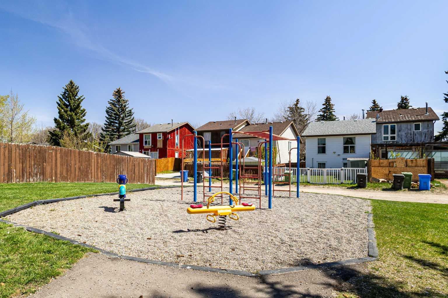 252 Templeview Way NE