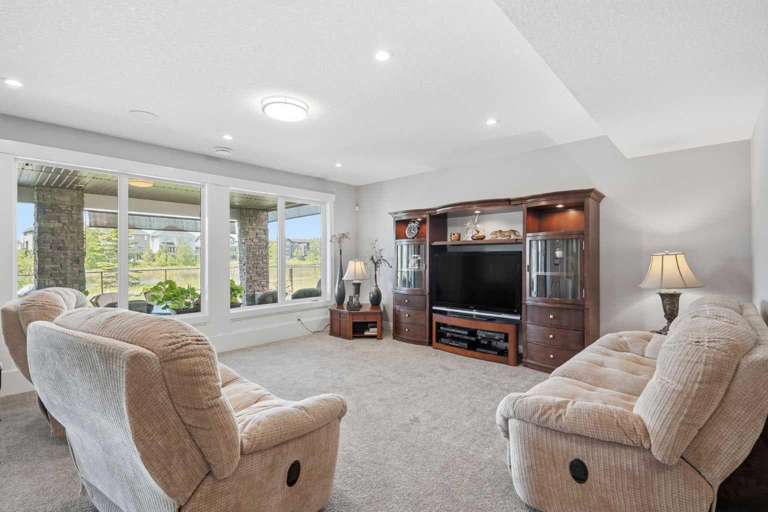 160 Kinniburgh Loop 