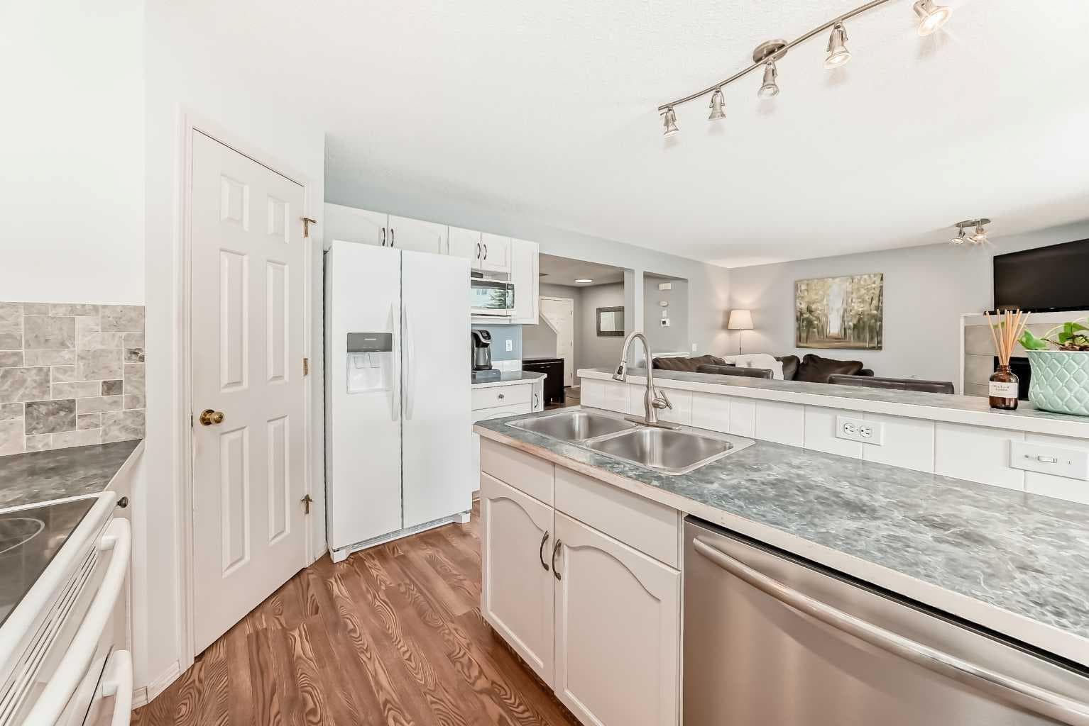 15 Citadel Meadow Crescent NW