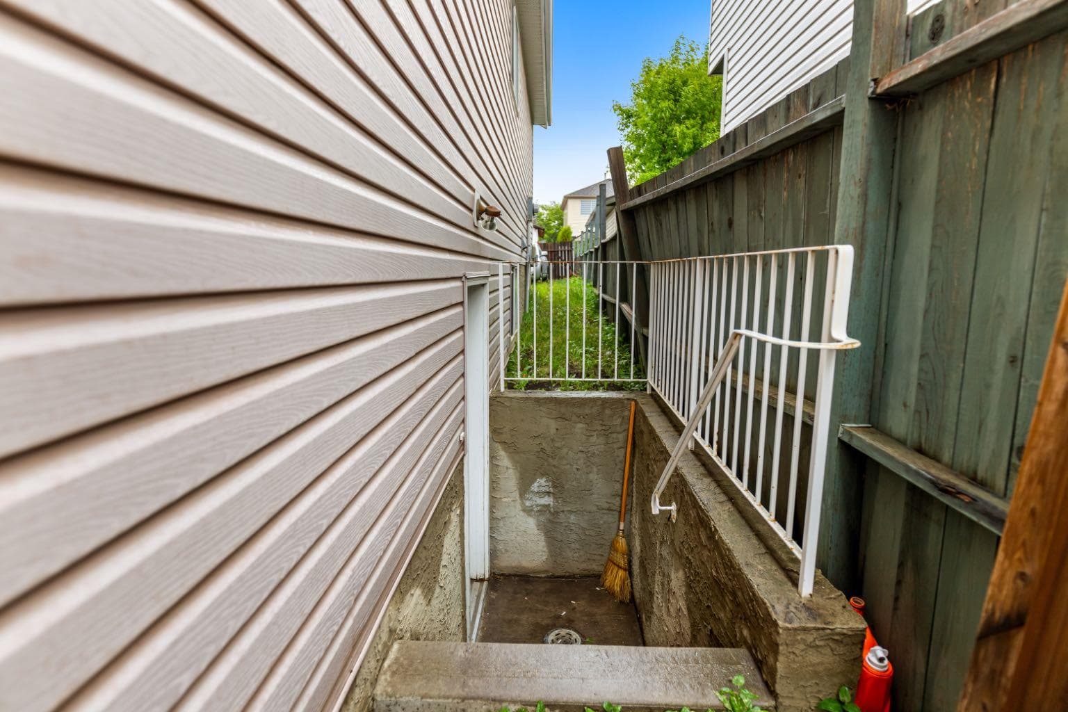 215 Carmel Close NE