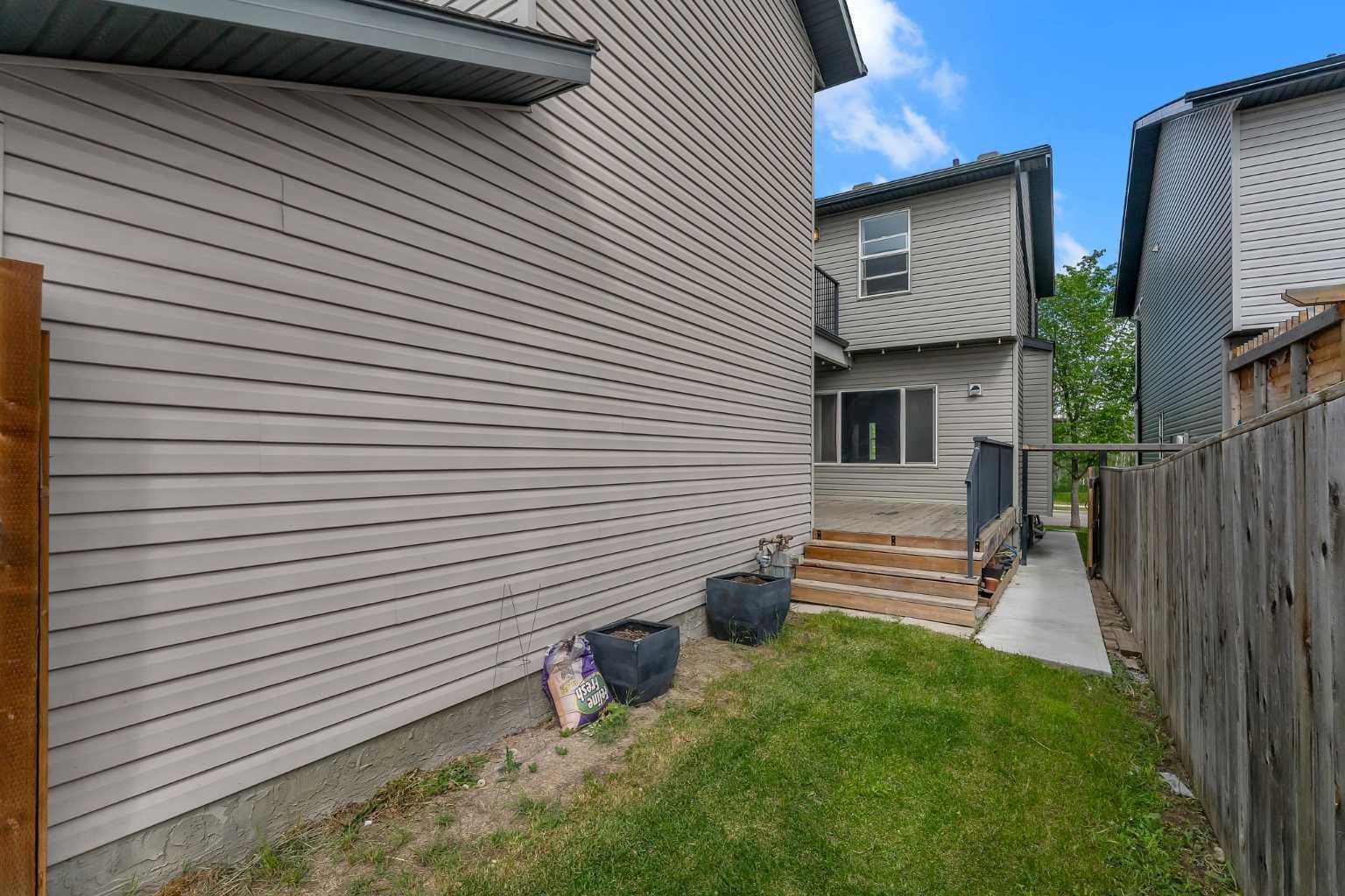 240 Elgin Meadows Way SE