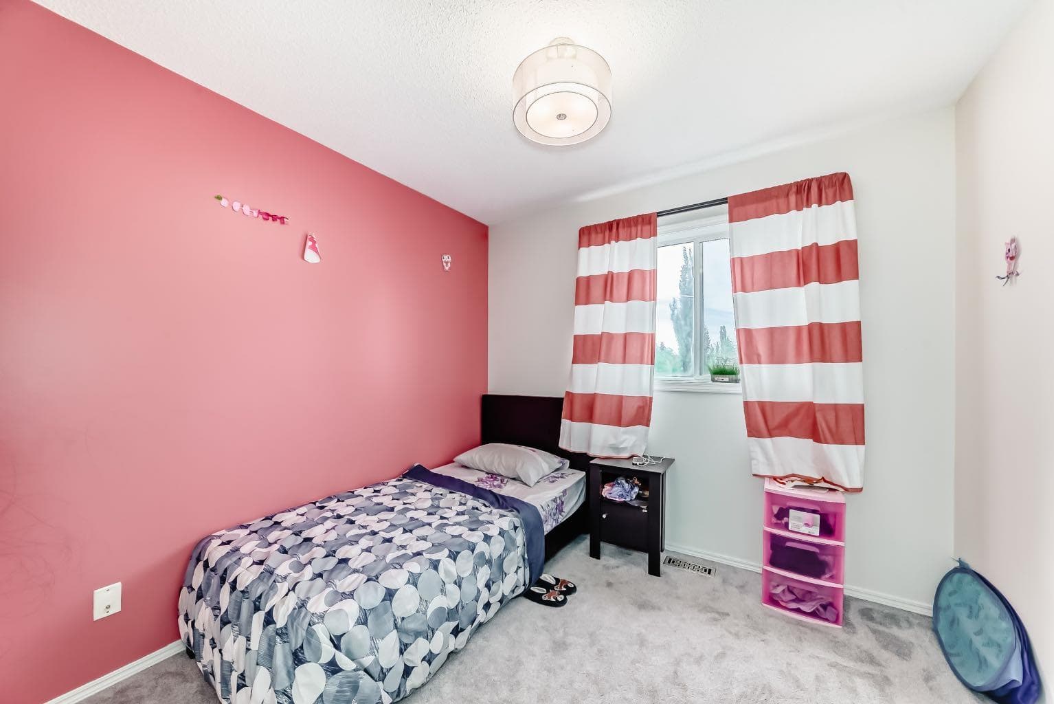 325 Mt Douglas Manor SE