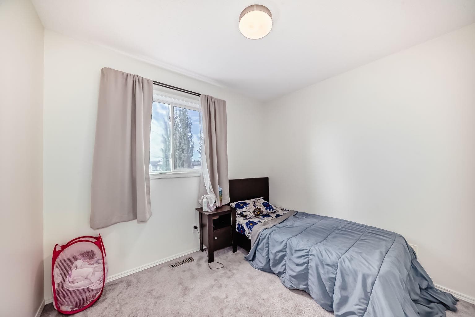 325 Mt Douglas Manor SE