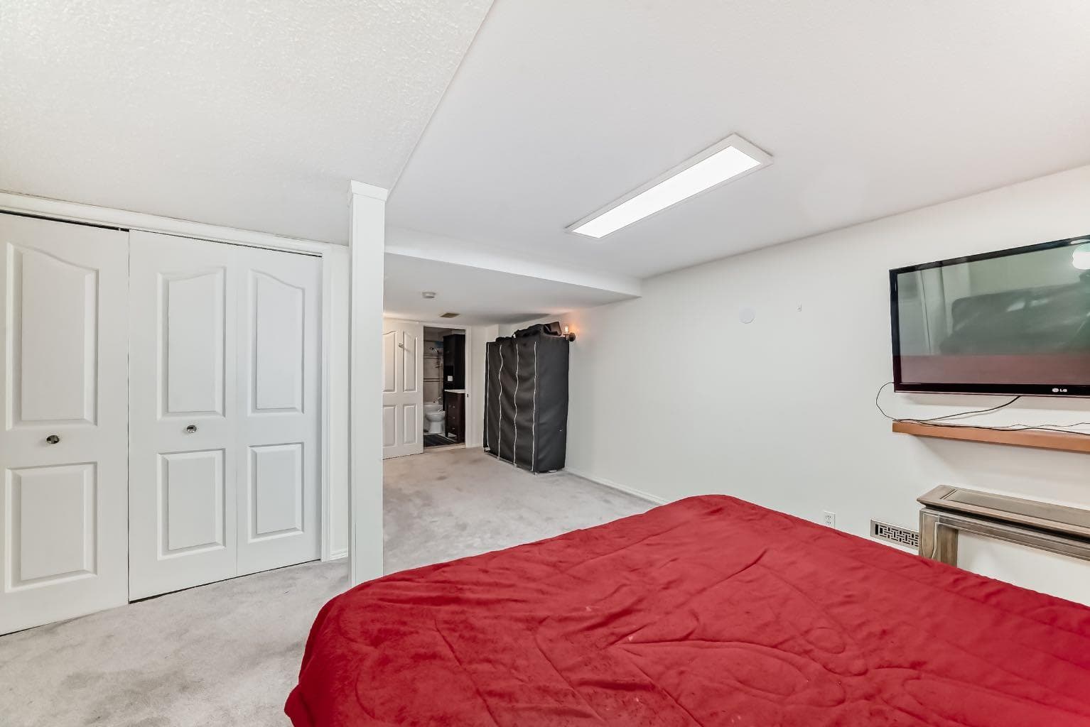 325 Mt Douglas Manor SE