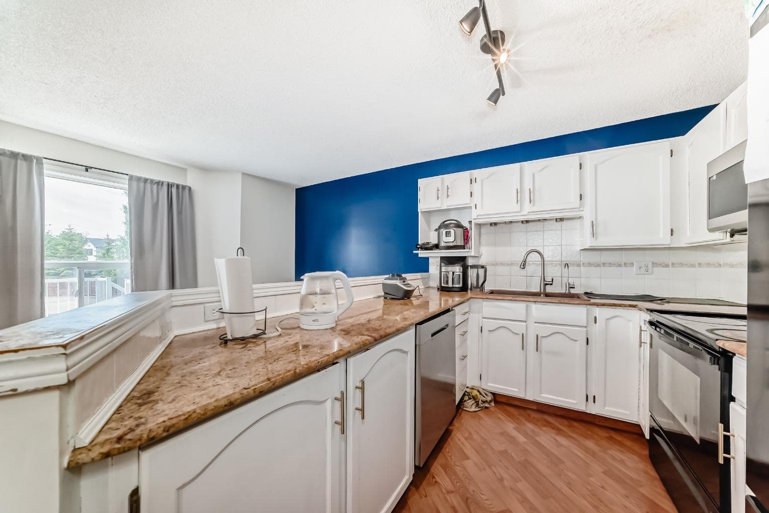 325 Mt Douglas Manor SE
