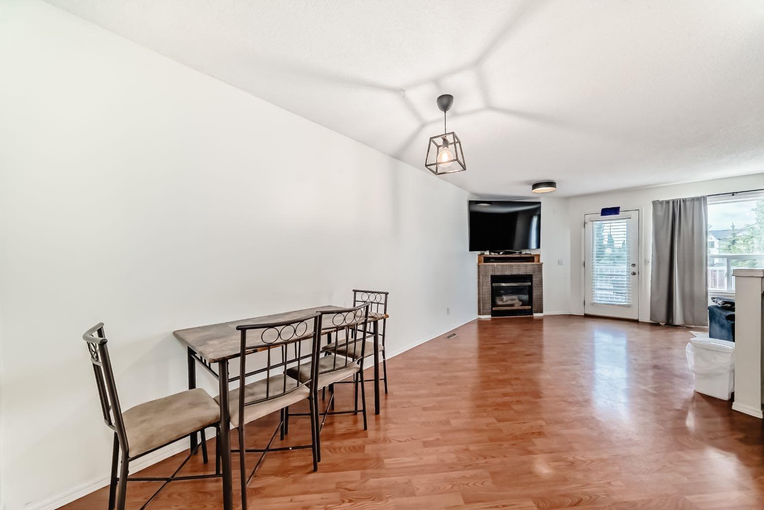 325 Mt Douglas Manor SE