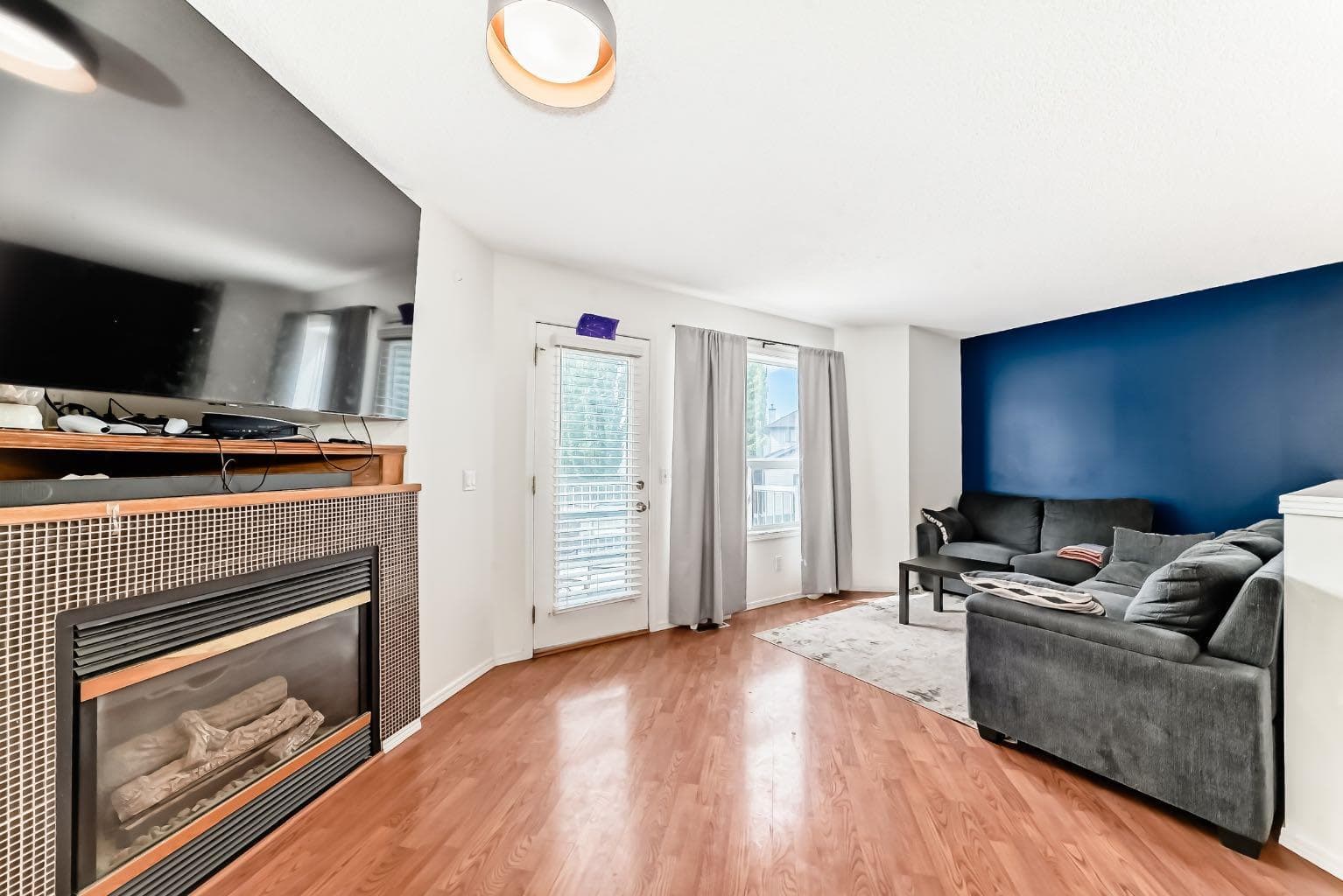 325 Mt Douglas Manor SE