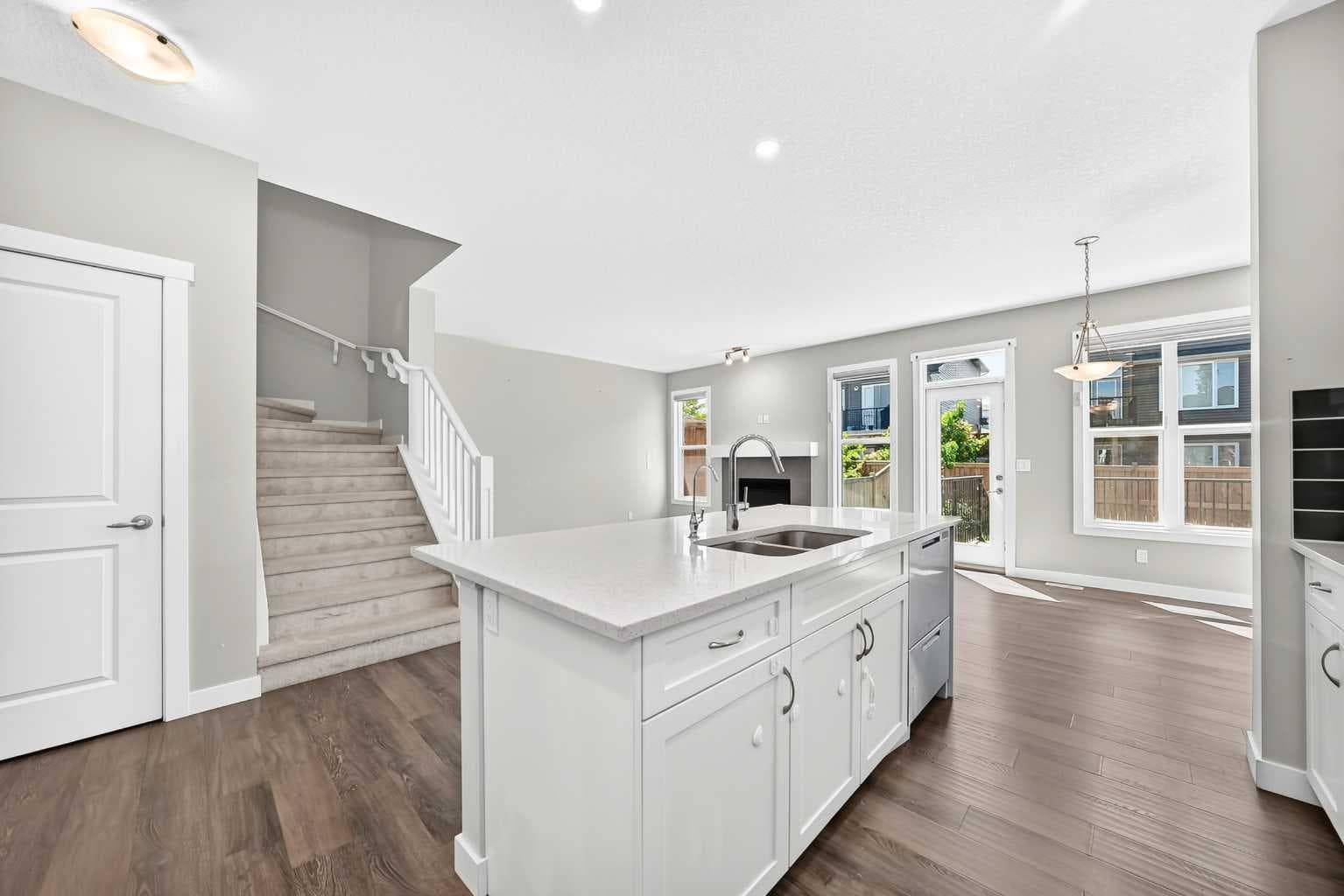110 Crestbrook Way SW