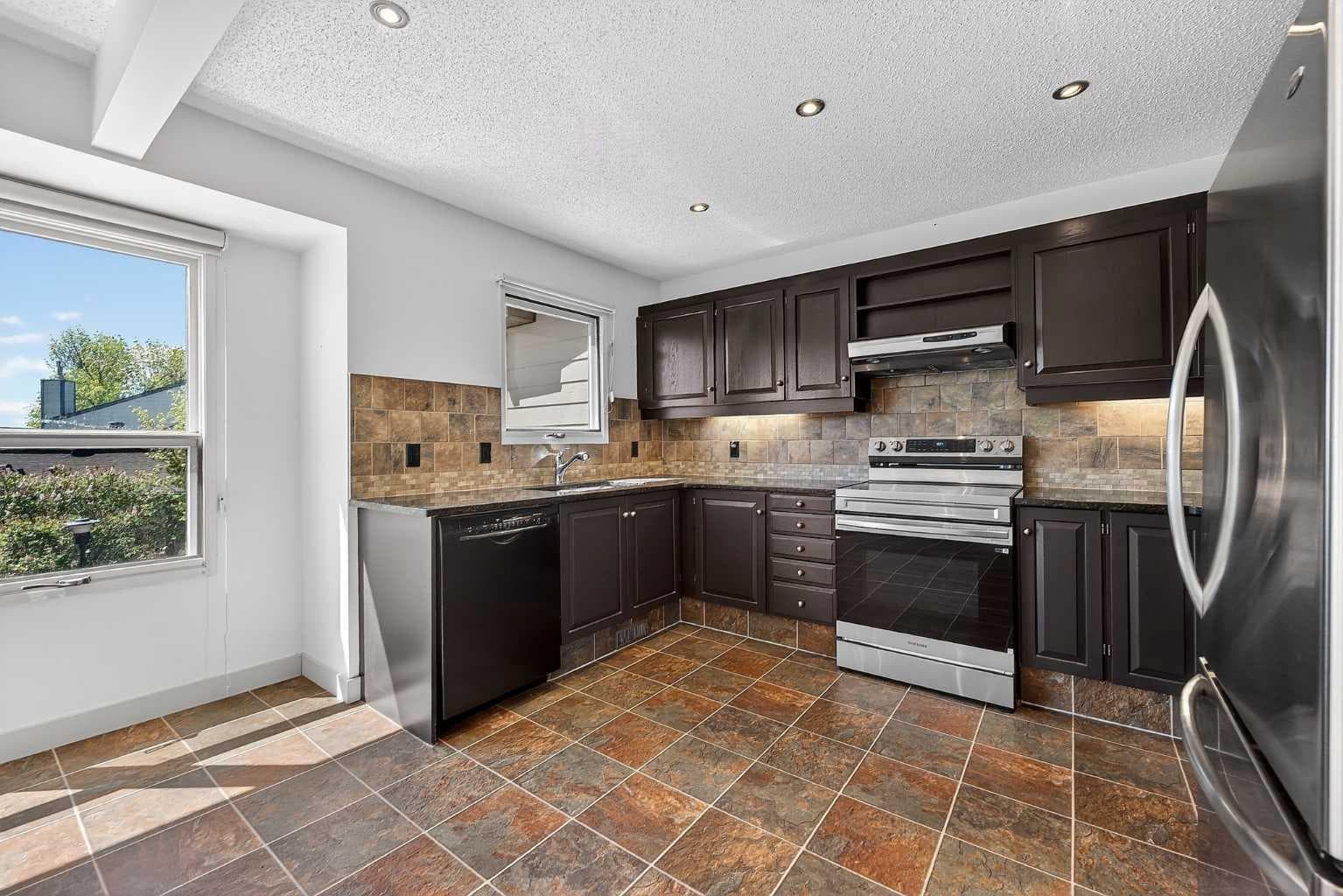 1, 185 Woodridge Drive SW