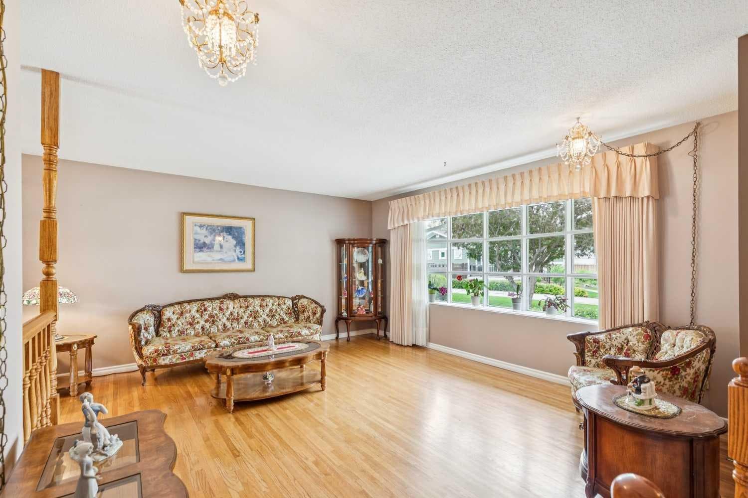 5036 Vallance Crescent NW