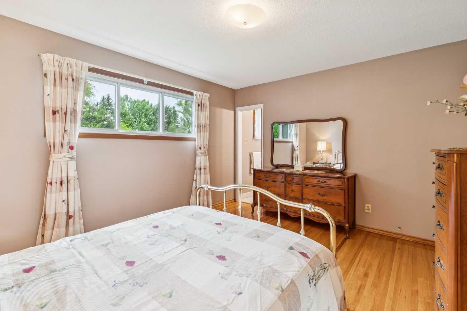 5036 Vallance Crescent NW