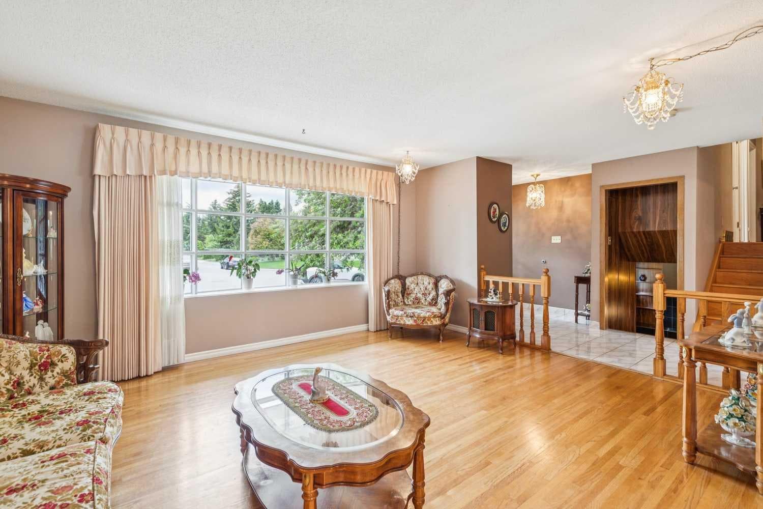 5036 Vallance Crescent NW