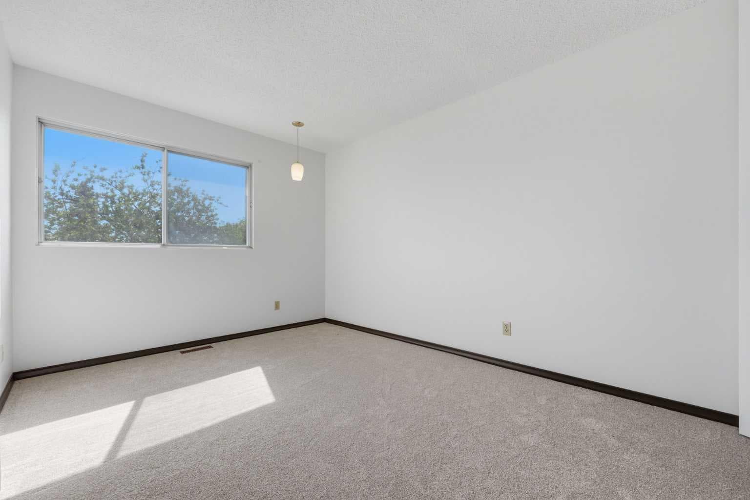 222 Marlborough Way NE