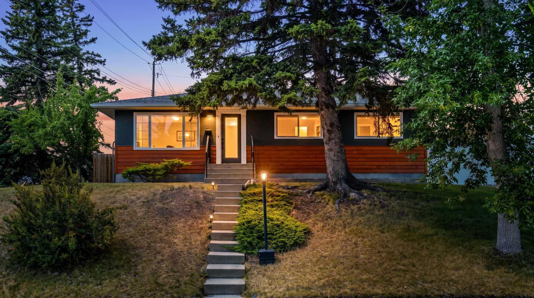 81 White Oak Crescent SW