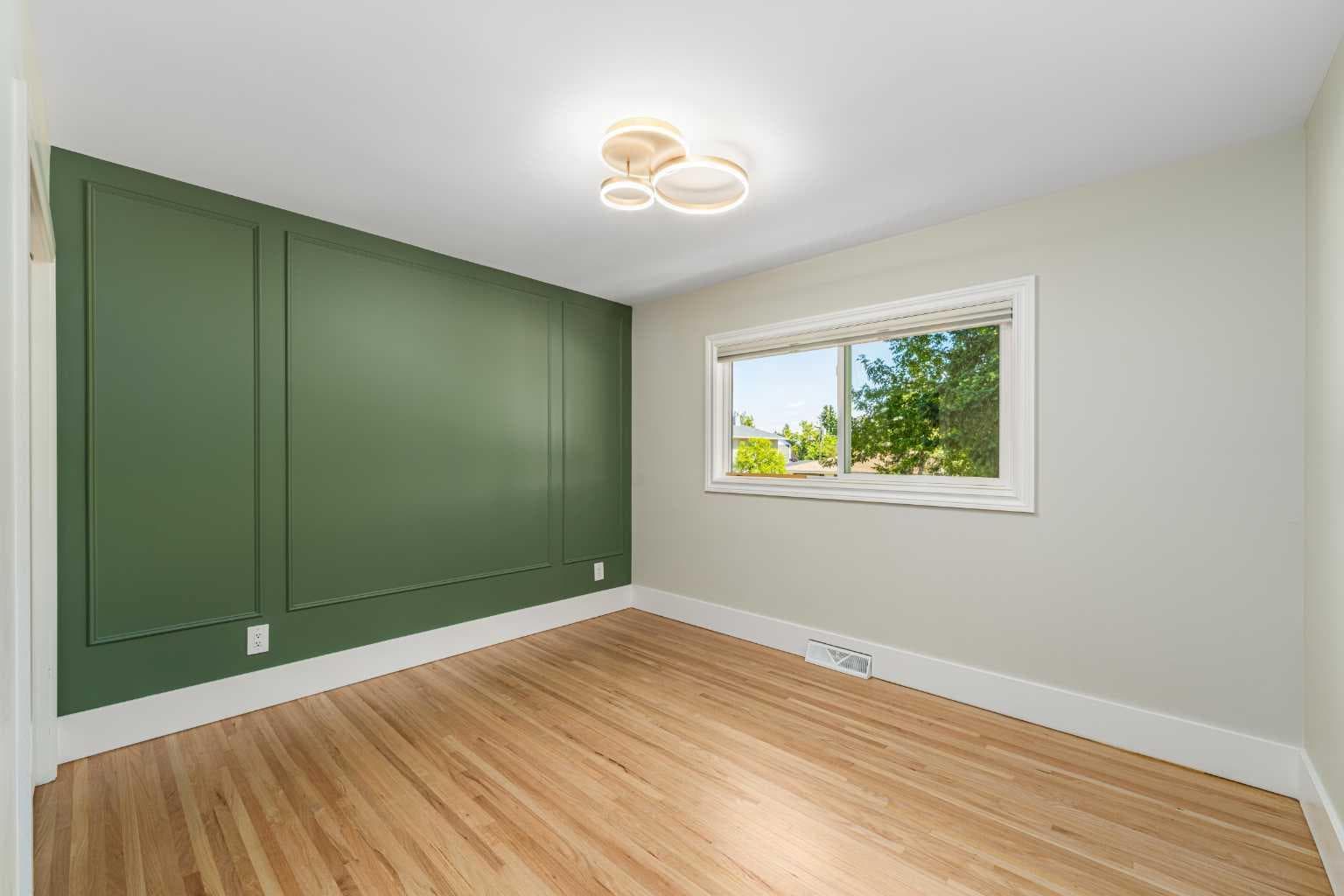 81 White Oak Crescent SW