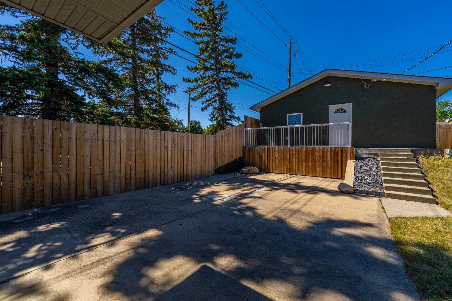 81 White Oak Crescent SW