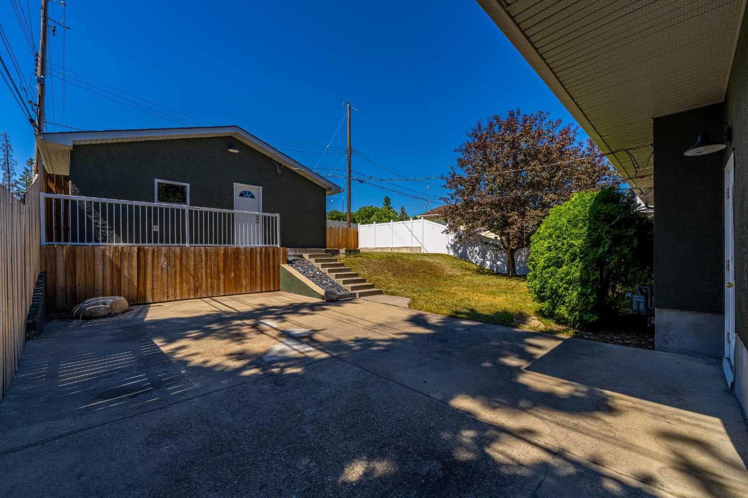 81 White Oak Crescent SW