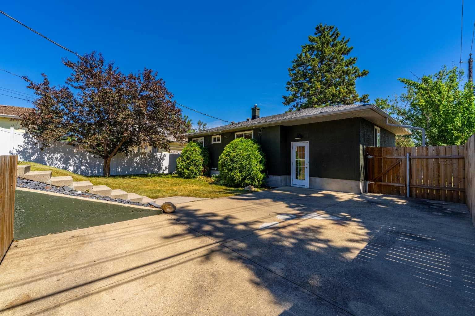 81 White Oak Crescent SW