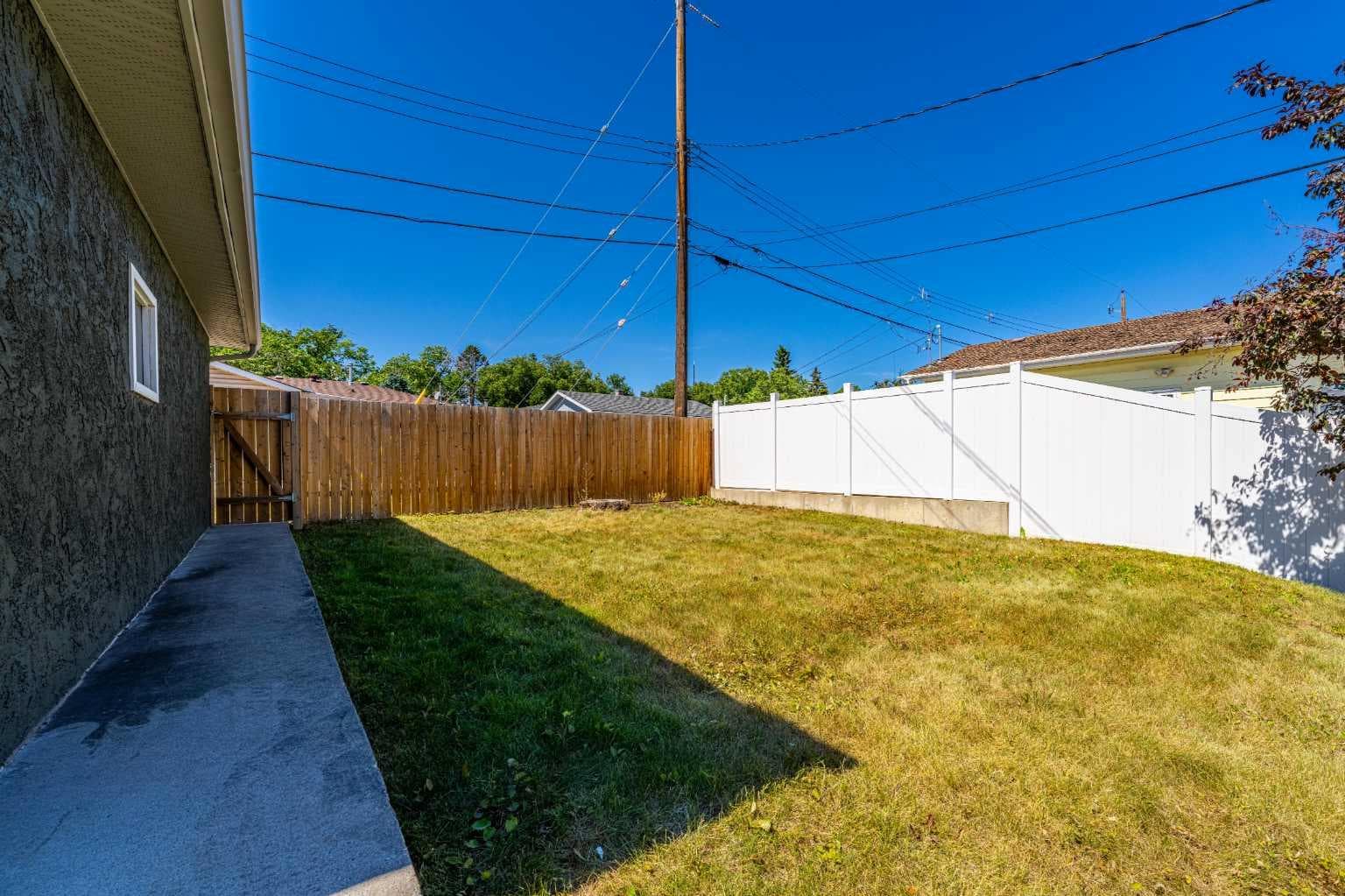 81 White Oak Crescent SW