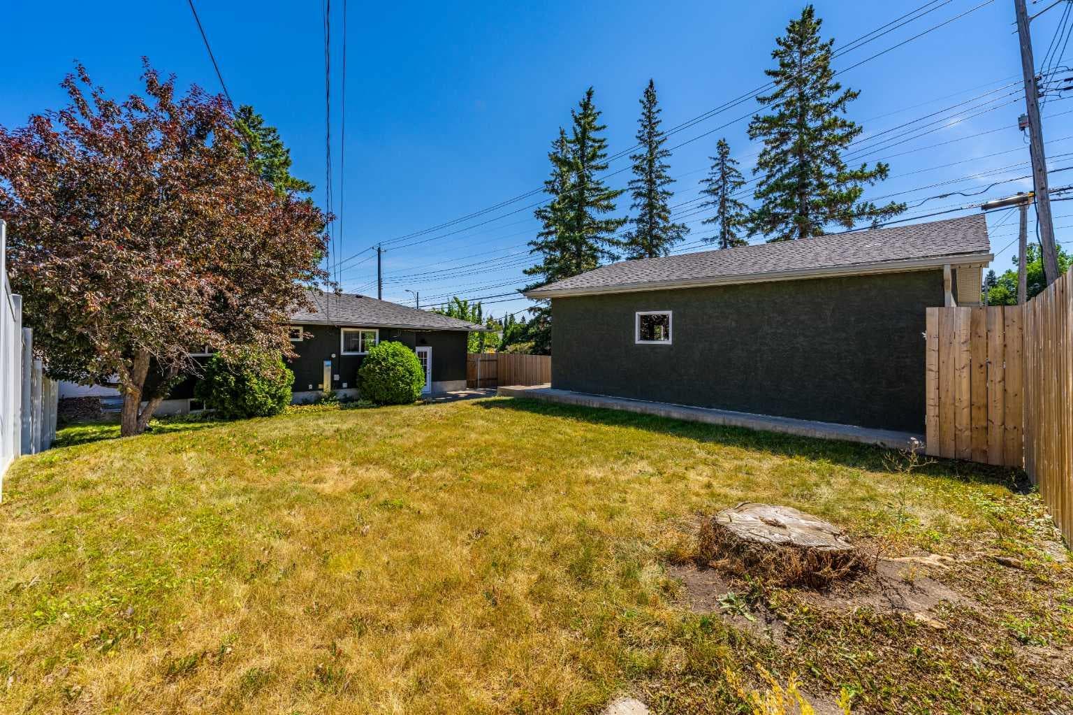 81 White Oak Crescent SW