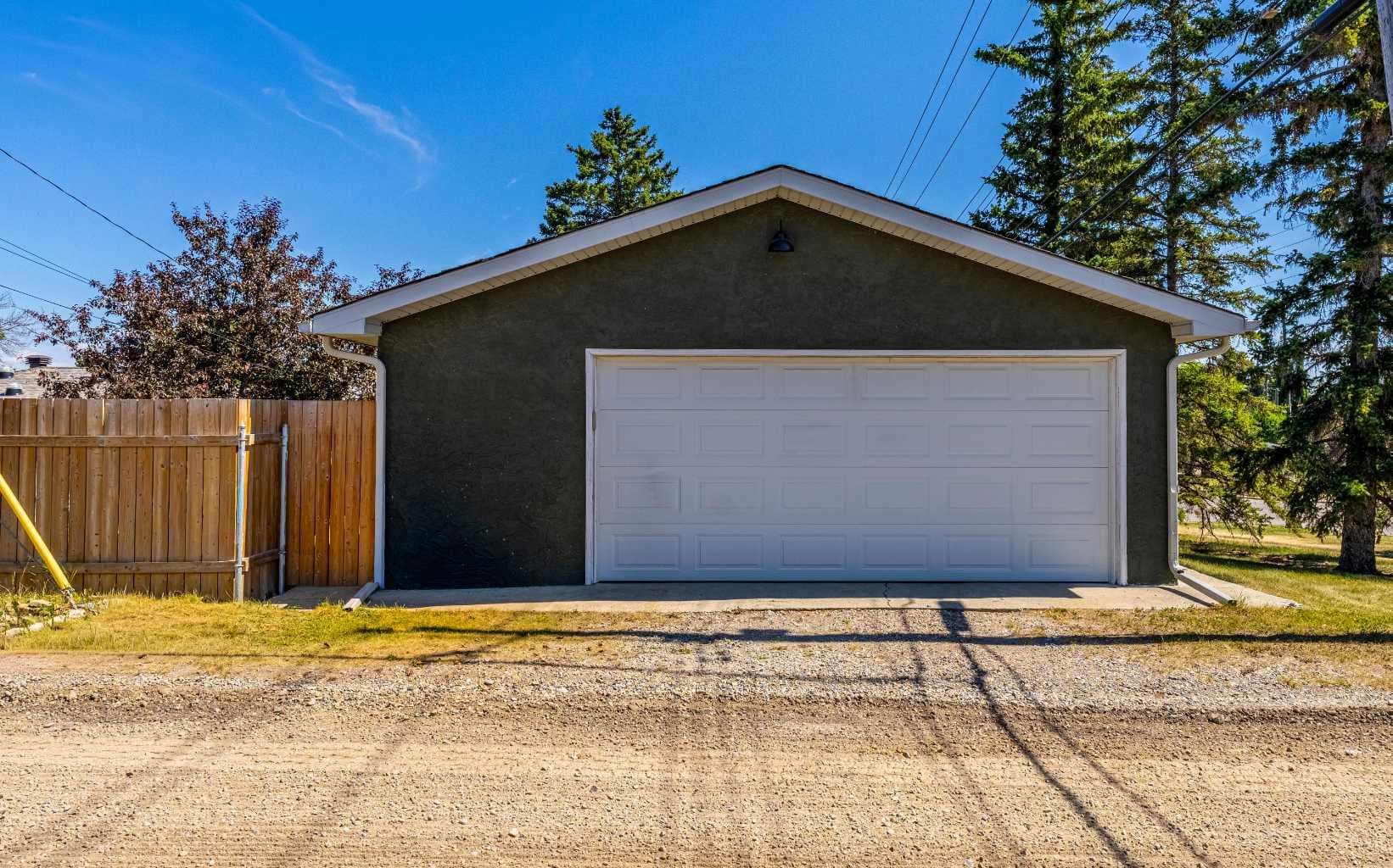 81 White Oak Crescent SW