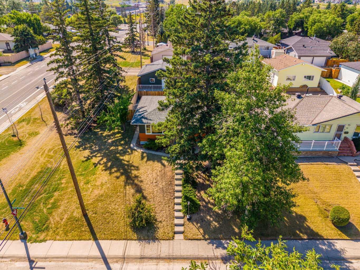 81 White Oak Crescent SW