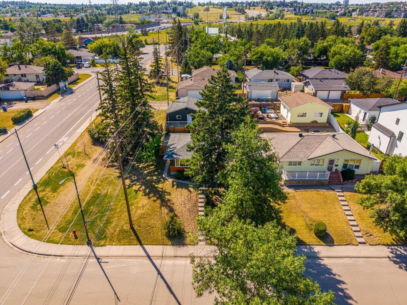 81 White Oak Crescent SW