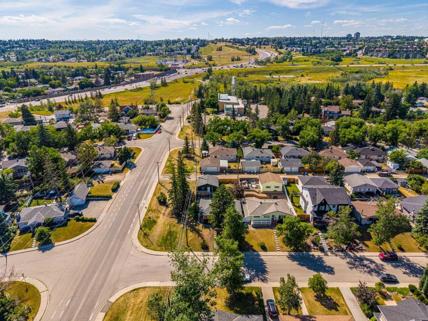 81 White Oak Crescent SW