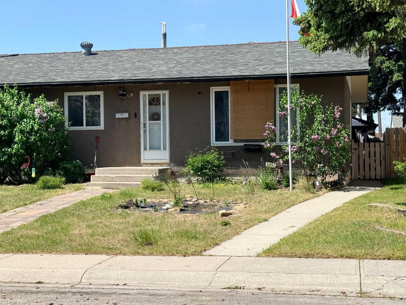 15 Mardale Crescent NE