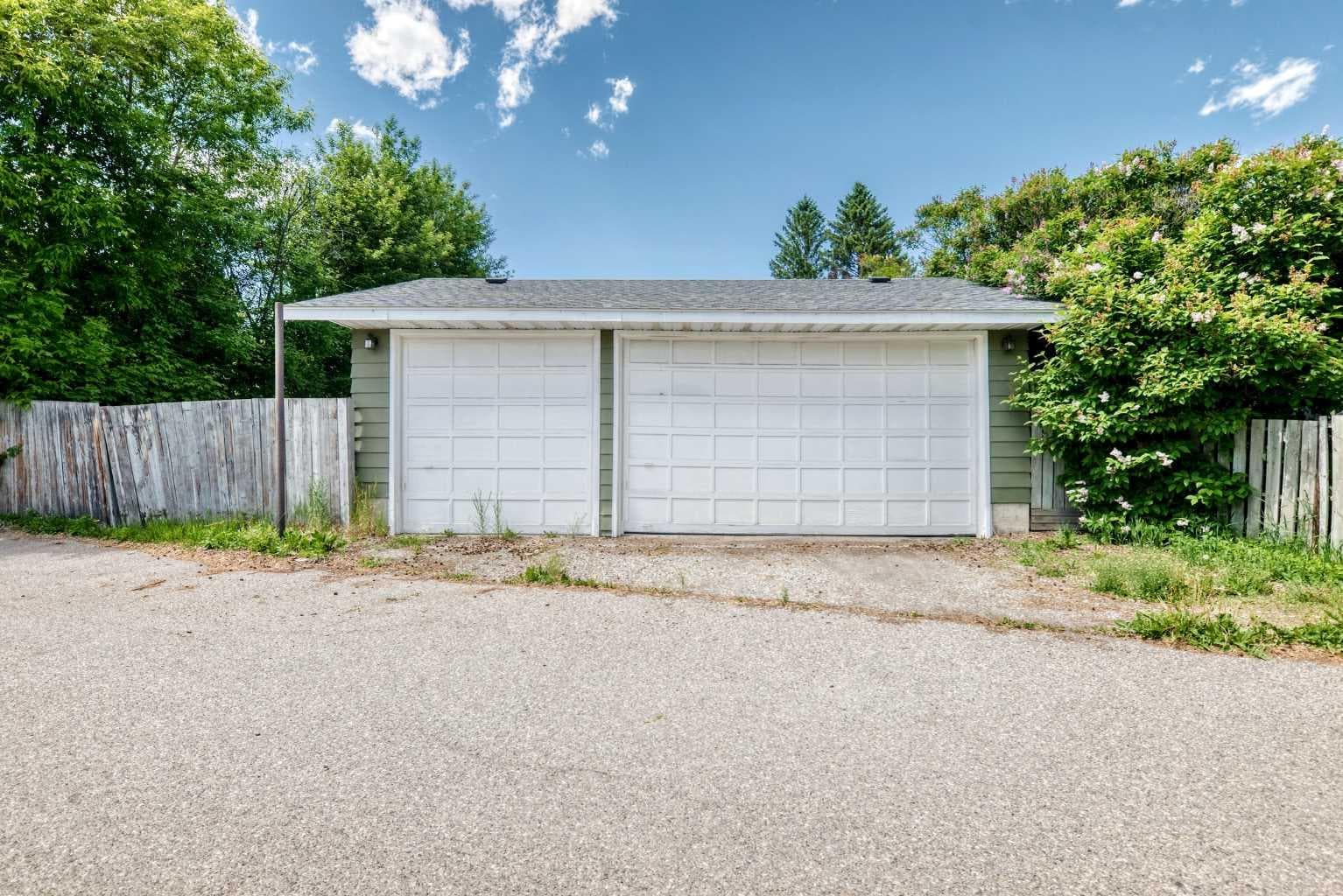 170 Lake Sylvan Close SE