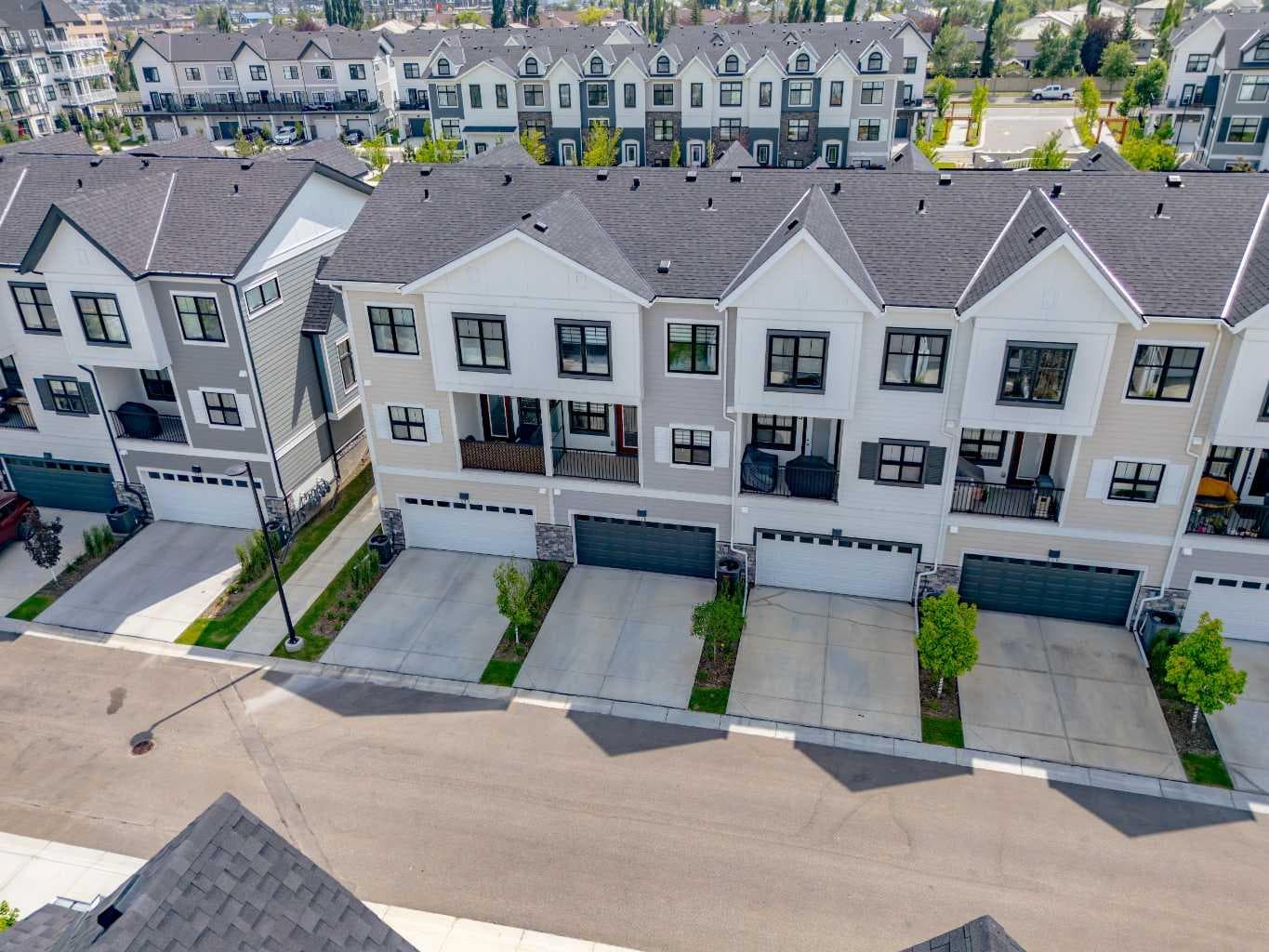 218 Les Jardins Park SE