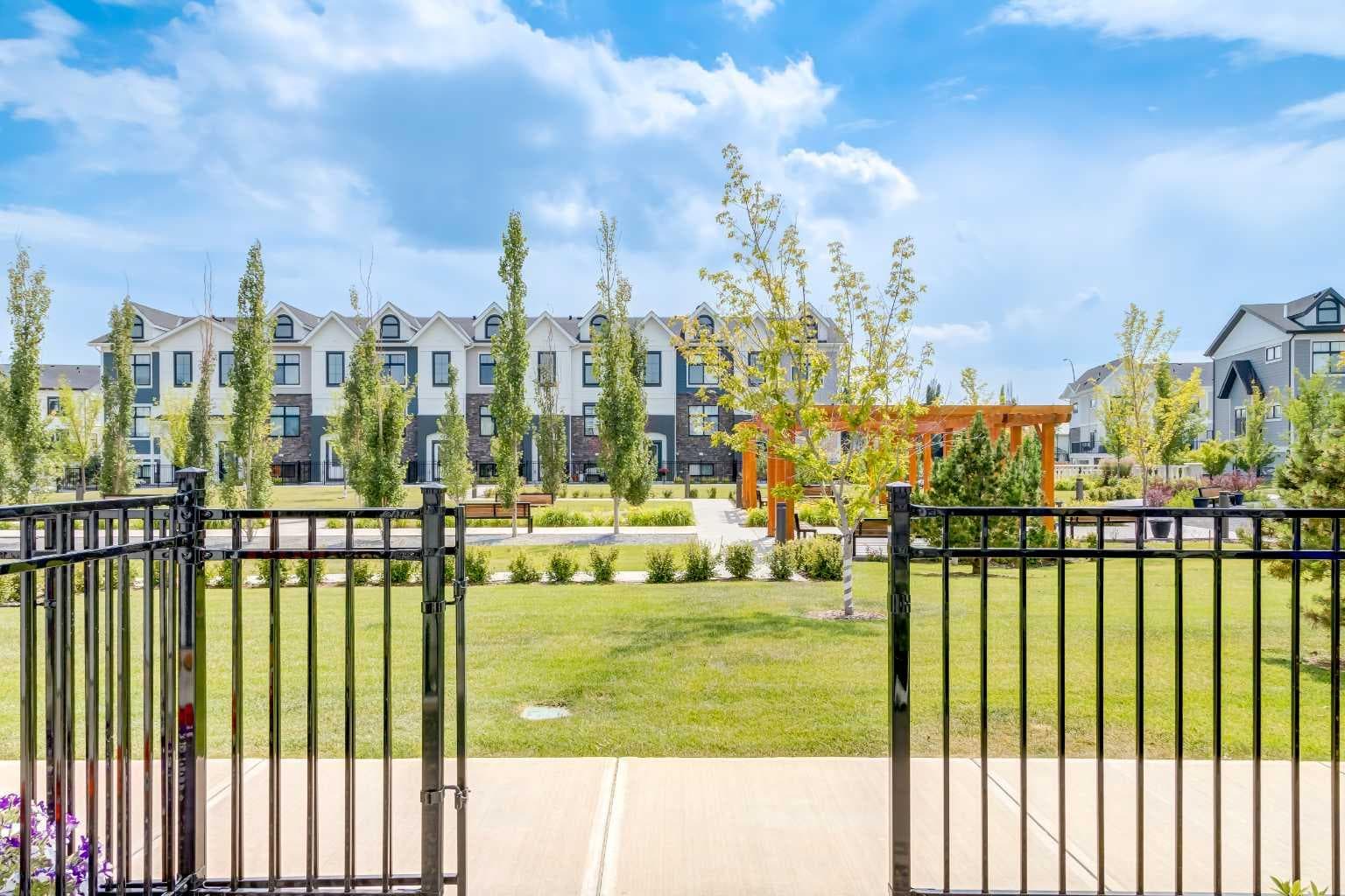 218 Les Jardins Park SE